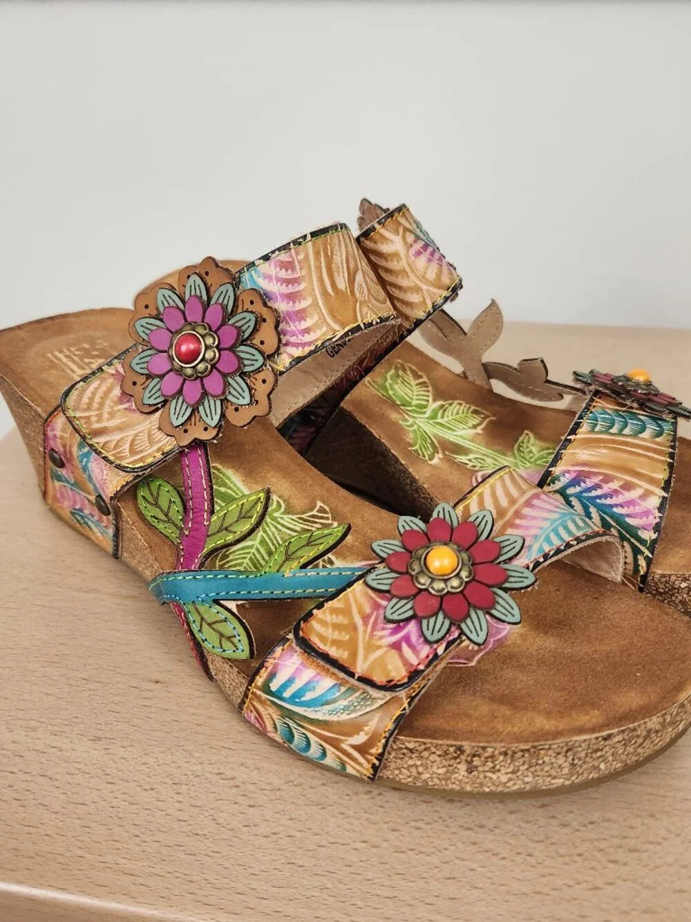 L'Artiste Size 9 1/2 Women's adjustable straps wedge sandals